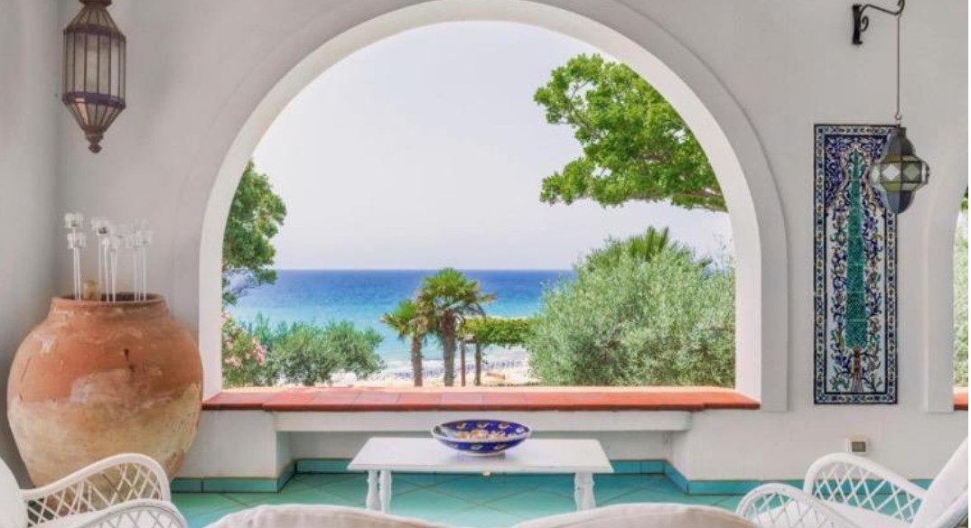 Ein Traum im Süden Siziliens! Große Villa am Küstenort Porto Palo mit    spektakulärer Aussicht.
